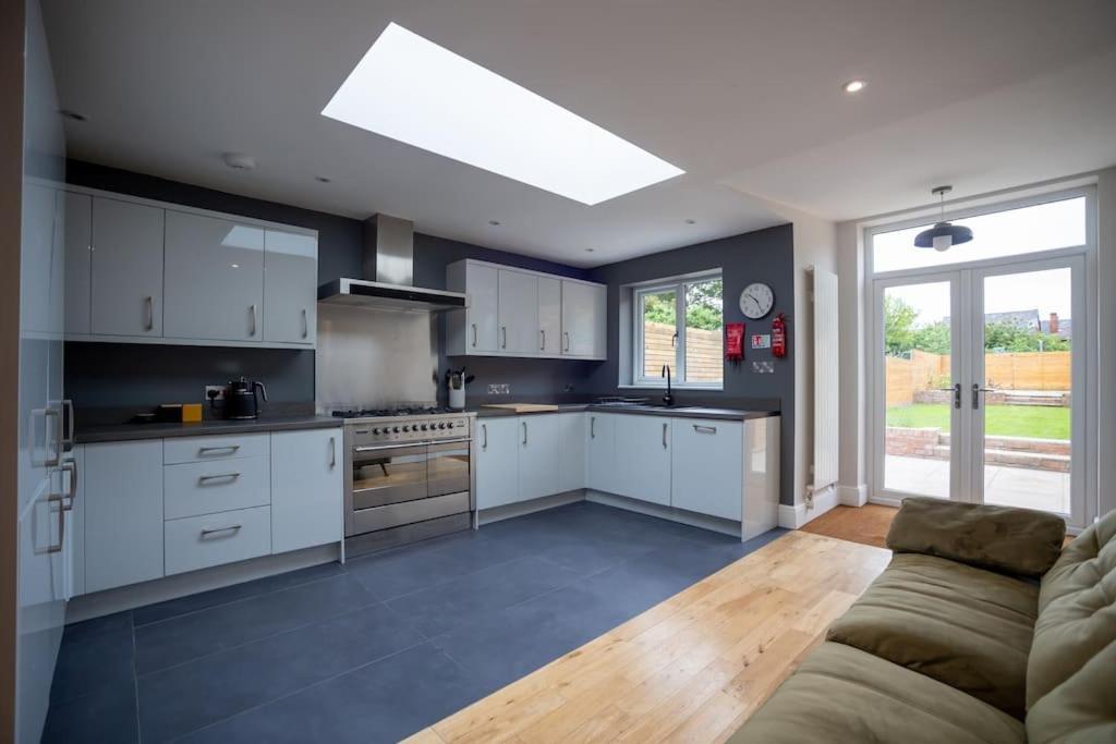 Hereford - Clifton Villa - Beautifully Presented House Located A Short Walk From City Centre - Sleeps 6 Guests - Perfect For Exploring Hereford - Hosted By Rentmyhouse ภายนอก รูปภาพ
